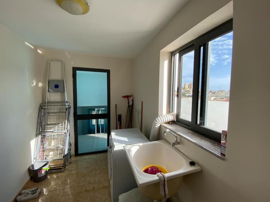 May Flower: Modern Flat Close To Airport/Bus Stops Tarxien Bagian luar foto