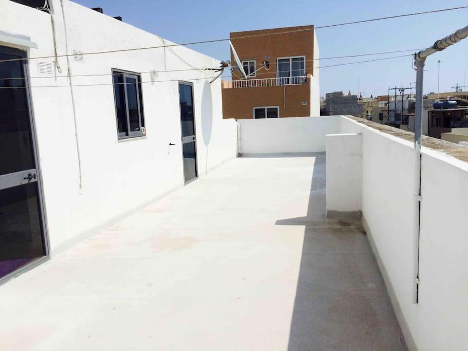 May Flower: Modern Flat Close To Airport/Bus Stops Tarxien Bagian luar foto