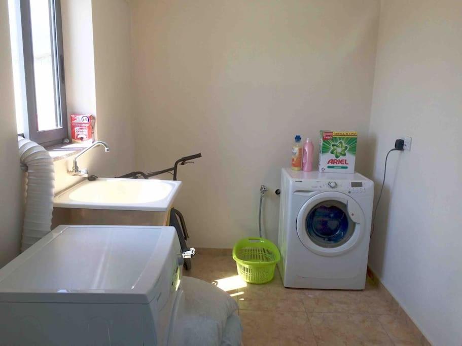 May Flower: Modern Flat Close To Airport/Bus Stops Tarxien Bagian luar foto