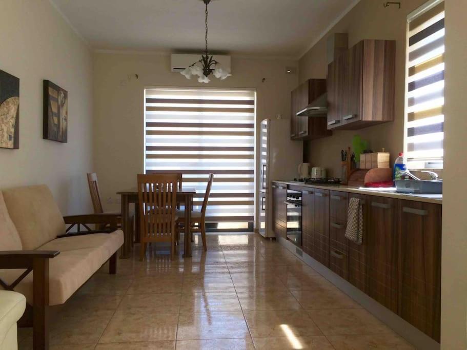May Flower: Modern Flat Close To Airport/Bus Stops Tarxien Bagian luar foto
