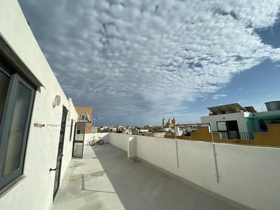 May Flower: Modern Flat Close To Airport/Bus Stops Tarxien Bagian luar foto