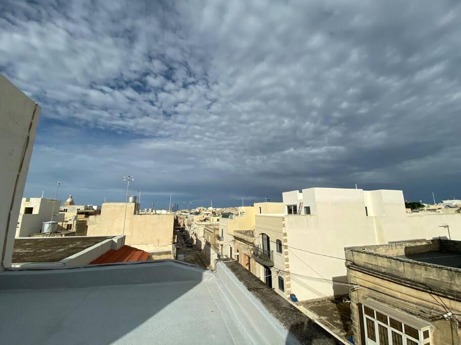 May Flower: Modern Flat Close To Airport/Bus Stops Tarxien Bagian luar foto