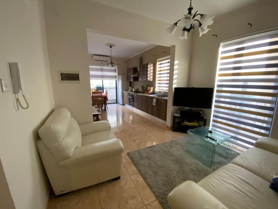 May Flower: Modern Flat Close To Airport/Bus Stops Tarxien Bagian luar foto
