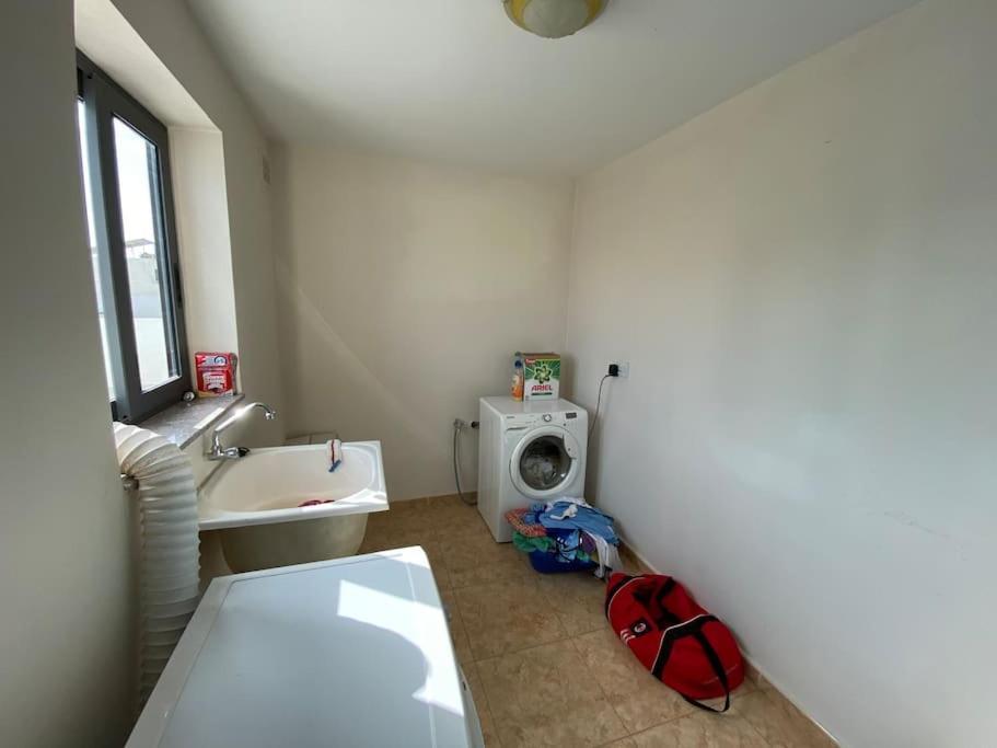May Flower: Modern Flat Close To Airport/Bus Stops Tarxien Bagian luar foto