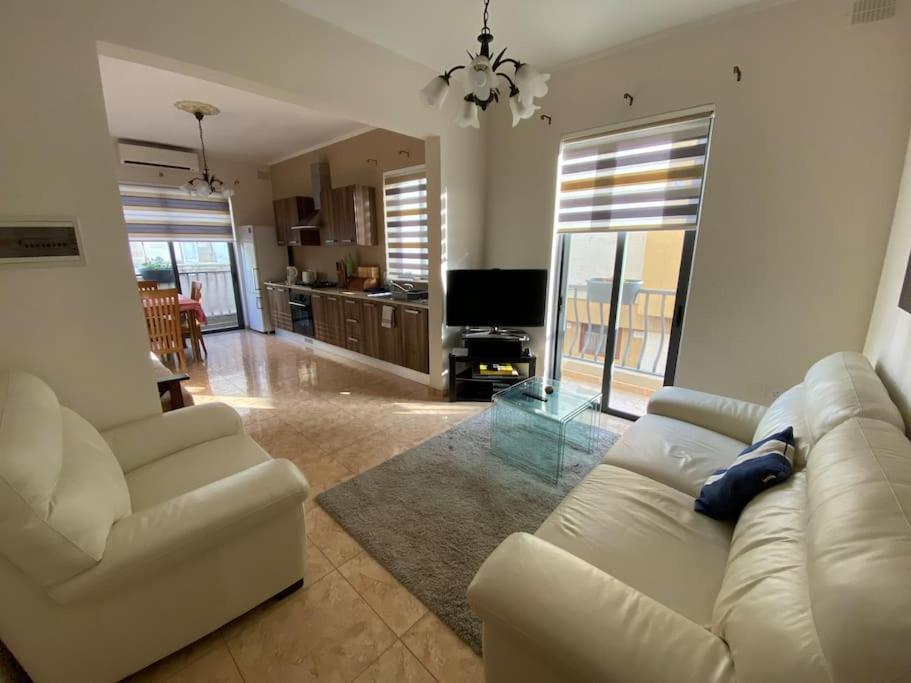 May Flower: Modern Flat Close To Airport/Bus Stops Tarxien Bagian luar foto