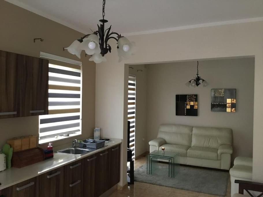 May Flower: Modern Flat Close To Airport/Bus Stops Tarxien Bagian luar foto