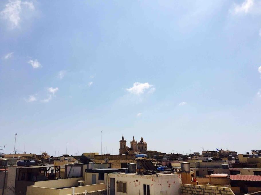 May Flower: Modern Flat Close To Airport/Bus Stops Tarxien Bagian luar foto
